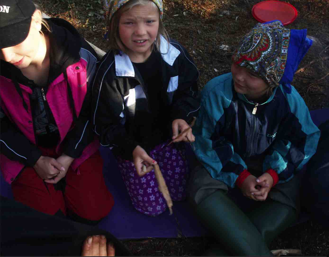 Björkholmsbarn på besök i tältlägret på Kallak.